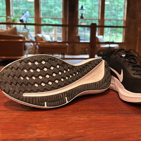 Black and White Nike Running Shoes. Winflo 10. Size US 10 - Picture 3 of 3
